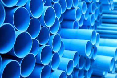 arka plan renkli mavi Pvc Boru inşaat alanı içinde yığılmış