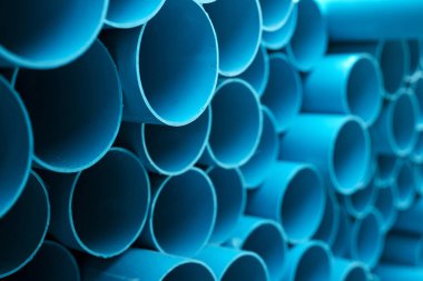 arka plan renkli mavi Pvc Boru inşaat alanı içinde yığılmış