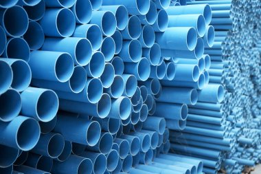 arka plan renkli mavi Pvc Boru inşaat alanı içinde yığılmış