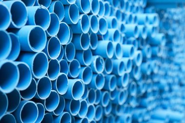 arka plan renkli mavi Pvc Boru inşaat alanı içinde yığılmış
