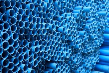 arka plan renkli mavi Pvc Boru inşaat alanı içinde yığılmış