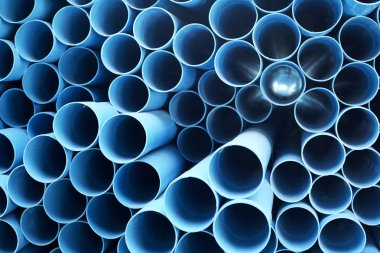 arka plan renkli mavi Pvc Boru inşaat alanı içinde yığılmış
