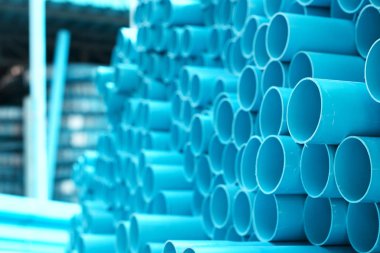 arka plan renkli mavi Pvc Boru inşaat alanı içinde yığılmış
