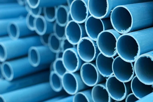 arka plan renkli mavi Pvc Boru inşaat alanı içinde yığılmış