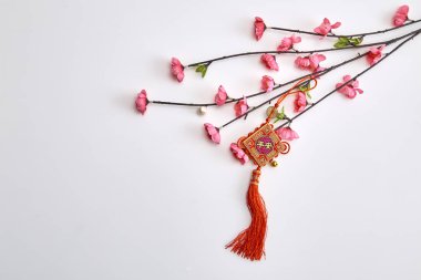 Beyaz arka plan Çin yeni yıl süslemeleri (İngilizce çeviri için nimet yabancı metin anlamına gelir Çince şanslı düğüm ile Erik pembe kiraz Şubesi)