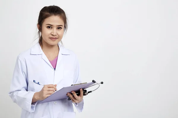 Aantrekkelijke Jonge Aziatische Vrouw Arts Met Stethoscoop Witte Achtergrond Professionele — Stockfoto