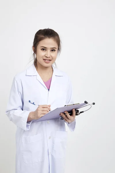 Vonzó Fiatal Ázsiai Orvos Sztetoszkóp Fehér Háttér Professzionális Női Gyógyszer — Stock Fotó