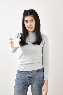 Taze süt içme kadın