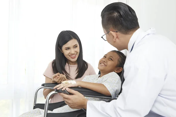 Asiático Médico Masculino Falando Com Criança Jovem Cadeira Rodas Mãe — Fotografia de Stock