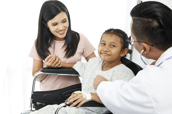 Asiático Médico Masculino Falando Com Criança Jovem Cadeira Rodas Mãe — Fotografia de Stock