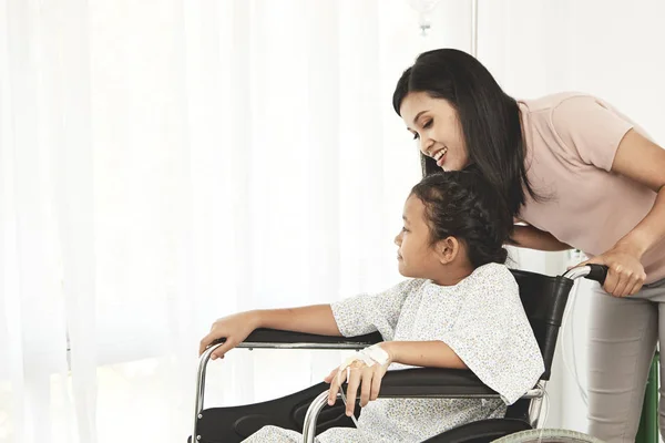 Junge Patientin Rollstuhl Sitzt Mit Asiatischer Mutter Krankenhaus — Stockfoto