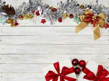 Mutlu yeni yıl 2019 ve Noel dekorasyon, hediye kutusu, yıldız şekli, baubles ve çam ağacı ahşap beyaz arka plan üzerinde Şube Yönetim Kurulu arka plan, tatil afiş, yat, metniniz için Top görünümü ve kopya alanı