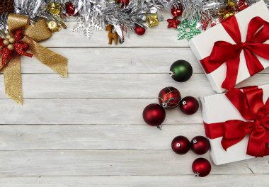 Mutlu yeni yıl 2019 ve Noel dekorasyon, hediye kutusu, yıldız şekli, baubles ve çam ağacı ahşap beyaz arka plan üzerinde Şube Yönetim Kurulu arka plan, tatil afiş, yat, metniniz için Top görünümü ve kopya alanı