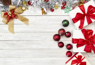 Mutlu yeni yıl 2019 ve Noel dekorasyon, hediye kutusu, yıldız şekli, baubles ve çam ağacı ahşap beyaz arka plan üzerinde Şube Yönetim Kurulu arka plan, tatil afiş, yat, metniniz için Top görünümü ve kopya alanı