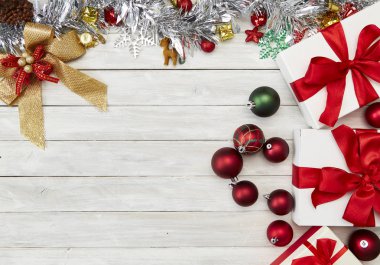 Mutlu yeni yıl 2019 ve Noel dekorasyon, hediye kutusu, yıldız şekli, baubles ve çam ağacı ahşap beyaz arka plan üzerinde Şube Yönetim Kurulu arka plan, tatil afiş, yat, metniniz için Top görünümü ve kopya alanı