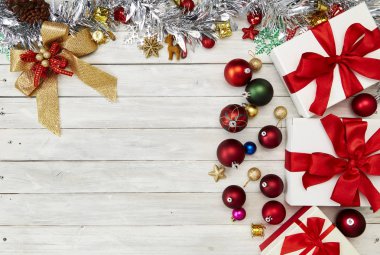 Mutlu yeni yıl 2019 ve Noel dekorasyon, hediye kutusu, yıldız şekli, baubles ve çam ağacı ahşap beyaz arka plan üzerinde Şube Yönetim Kurulu arka plan, tatil afiş, yat, metniniz için Top görünümü ve kopya alanı