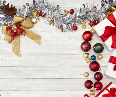 Mutlu yeni yıl 2019 ve Noel dekorasyon, hediye kutusu, yıldız şekli, baubles ve çam ağacı ahşap beyaz arka plan üzerinde Şube Yönetim Kurulu arka plan, tatil afiş, yat, metniniz için Top görünümü ve kopya alanı