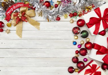 Mutlu yeni yıl 2019 ve Noel dekorasyon, hediye kutusu, yıldız şekli, baubles ve çam ağacı ahşap beyaz arka plan üzerinde Şube Yönetim Kurulu arka plan, tatil afiş, yat, metniniz için Top görünümü ve kopya alanı