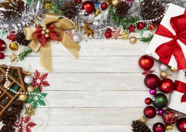 Mutlu yeni yıl 2019 ve Noel dekorasyon, hediye kutusu, yıldız şekli, baubles ve çam ağacı ahşap beyaz arka plan üzerinde Şube Yönetim Kurulu arka plan, tatil afiş, yat, metniniz için Top görünümü ve kopya alanı