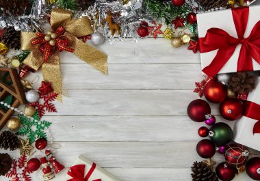 Mutlu yeni yıl 2019 ve Noel dekorasyon, hediye kutusu, yıldız şekli, baubles ve çam ağacı ahşap beyaz arka plan üzerinde Şube Yönetim Kurulu arka plan, tatil afiş, yat, metniniz için Top görünümü ve kopya alanı