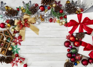 Mutlu yeni yıl 2019 ve Noel dekorasyon, hediye kutusu, yıldız şekli, baubles ve çam ağacı ahşap beyaz arka plan üzerinde Şube Yönetim Kurulu arka plan, tatil afiş, yat, metniniz için Top görünümü ve kopya alanı