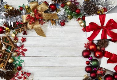 Mutlu yeni yıl 2019 ve Noel dekorasyon, hediye kutusu, yıldız şekli, baubles ve çam ağacı ahşap beyaz arka plan üzerinde Şube Yönetim Kurulu arka plan, tatil afiş, yat, metniniz için Top görünümü ve kopya alanı