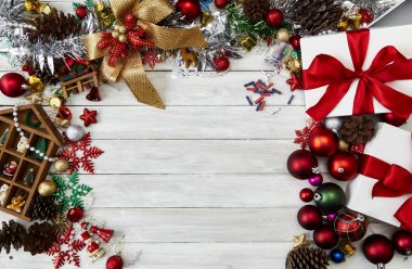 Mutlu yeni yıl 2019 ve Noel dekorasyon, hediye kutusu, yıldız şekli, baubles ve çam ağacı ahşap beyaz arka plan üzerinde Şube Yönetim Kurulu arka plan, tatil afiş, yat, metniniz için Top görünümü ve kopya alanı