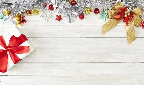 Mutlu yeni yıl 2019 ve Noel dekorasyon, hediye kutusu, yıldız şekli, baubles ve çam ağacı ahşap beyaz arka plan üzerinde Şube Yönetim Kurulu arka plan, tatil afiş, yat, metniniz için Top görünümü ve kopya alanı