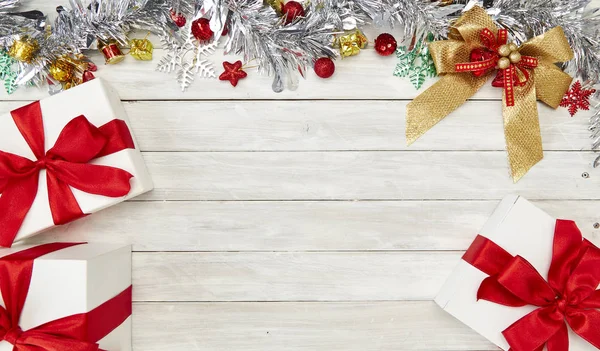 Mutlu yeni yıl 2019 ve Noel dekorasyon, hediye kutusu, yıldız şekli, baubles ve çam ağacı ahşap beyaz arka plan üzerinde Şube Yönetim Kurulu arka plan, tatil afiş, yat, metniniz için Top görünümü ve kopya alanı