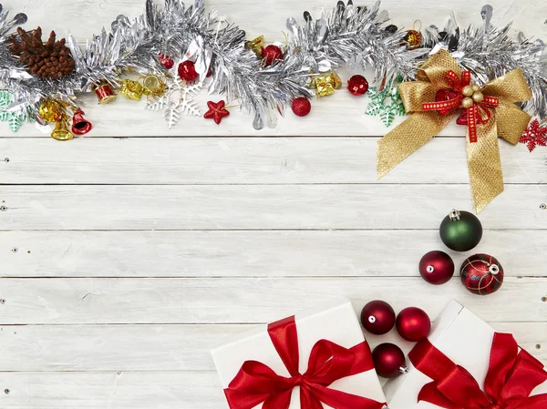 Mutlu yeni yıl 2019 ve Noel dekorasyon, hediye kutusu, yıldız şekli, baubles ve çam ağacı ahşap beyaz arka plan üzerinde Şube Yönetim Kurulu arka plan, tatil afiş, yat, metniniz için Top görünümü ve kopya alanı