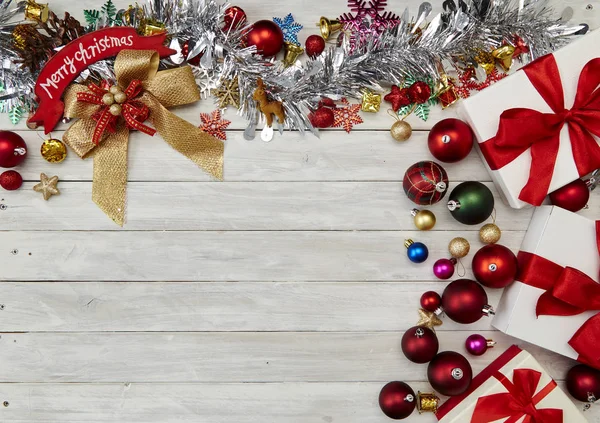 Mutlu yeni yıl 2019 ve Noel dekorasyon, hediye kutusu, yıldız şekli, baubles ve çam ağacı ahşap beyaz arka plan üzerinde Şube Yönetim Kurulu arka plan, tatil afiş, yat, metniniz için Top görünümü ve kopya alanı