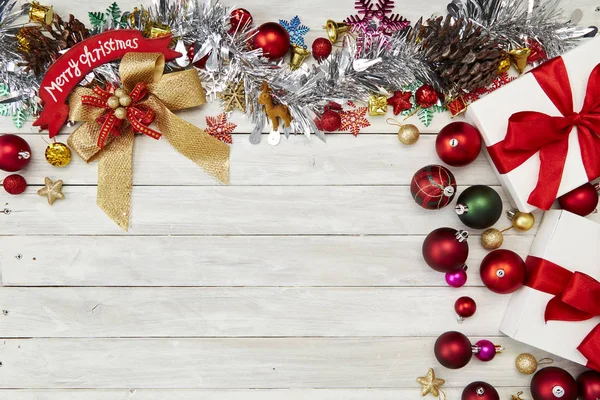 Mutlu yeni yıl 2019 ve Noel dekorasyon, hediye kutusu, yıldız şekli, baubles ve çam ağacı ahşap beyaz arka plan üzerinde Şube Yönetim Kurulu arka plan, tatil afiş, yat, metniniz için Top görünümü ve kopya alanı