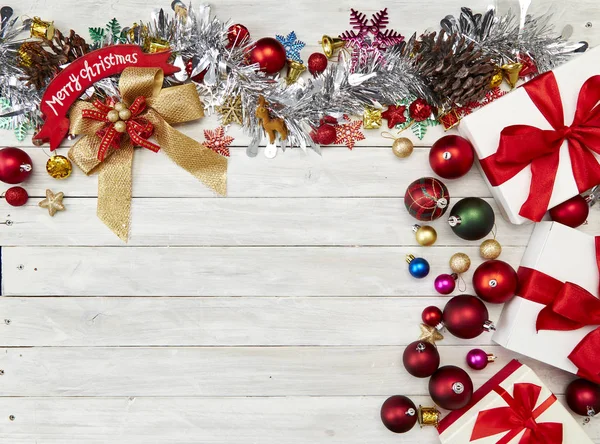 Mutlu yeni yıl 2019 ve Noel dekorasyon, hediye kutusu, yıldız şekli, baubles ve çam ağacı ahşap beyaz arka plan üzerinde Şube Yönetim Kurulu arka plan, tatil afiş, yat, metniniz için Top görünümü ve kopya alanı