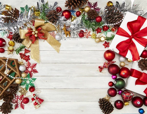 Mutlu yeni yıl 2019 ve Noel dekorasyon, hediye kutusu, yıldız şekli, baubles ve çam ağacı ahşap beyaz arka plan üzerinde Şube Yönetim Kurulu arka plan, tatil afiş, yat, metniniz için Top görünümü ve kopya alanı