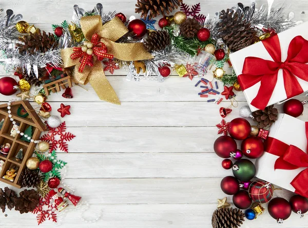 Mutlu yeni yıl 2019 ve Noel dekorasyon, hediye kutusu, yıldız şekli, baubles ve çam ağacı ahşap beyaz arka plan üzerinde Şube Yönetim Kurulu arka plan, tatil afiş, yat, metniniz için Top görünümü ve kopya alanı