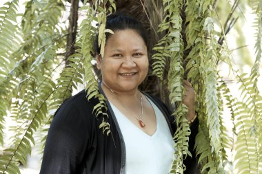 Açık ağaç tropikal orman arka plan üzerinde yakın poz ile güzel Asyalı kadın portresi