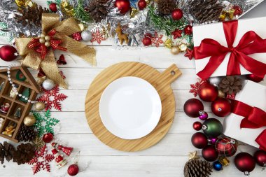Mutlu yeni yıl 2019 ve Noel dekorasyon, hediye kutusu, yıldız şekli, baubles ve çam ağacı ahşap beyaz arka plan üzerinde Şube Yönetim Kurulu arka plan, tatil afiş, yat, metniniz için Top görünümü ve kopya alanı