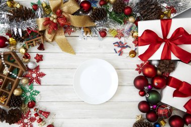 Mutlu yeni yıl 2019 ve Noel dekorasyon, hediye kutusu, yıldız şekli, baubles ve çam ağacı ahşap beyaz arka plan üzerinde Şube Yönetim Kurulu arka plan, tatil afiş, yat, metniniz için Top görünümü ve kopya alanı
