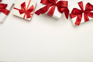 kırmızı yay ile şenlikli hediye kutuları
