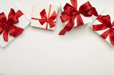 kırmızı yay ile şenlikli hediye kutuları