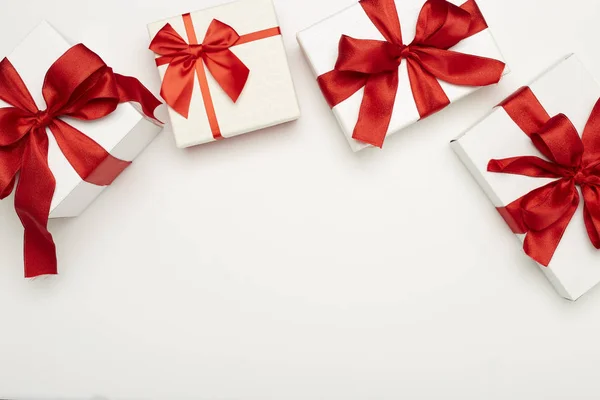 Feestelijke Geschenkverpakkingen Met Rode Bogen Stockfoto