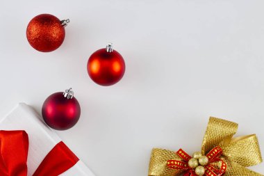 Beyaz bir arka plan üzerinde Noel biblo ile Noel çelenk. Düz yatıyordu. tatil kavramı.