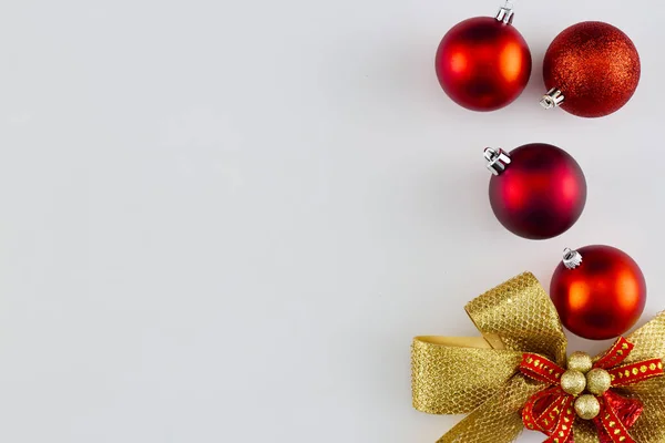 Couronne Noël Avec Boule Noël Sur Fond Blanc Pose Plate — Photo