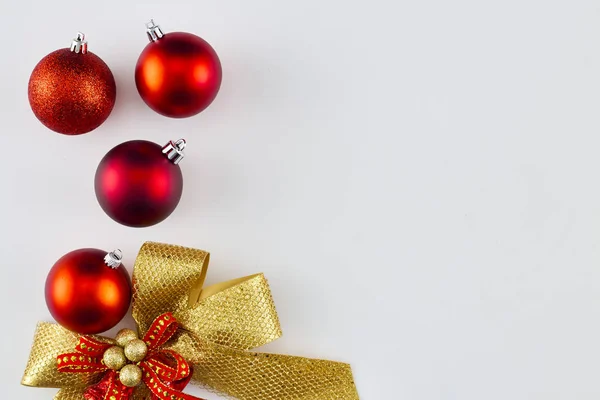 Couronne Noël Avec Boule Noël Sur Fond Blanc Pose Plate — Photo