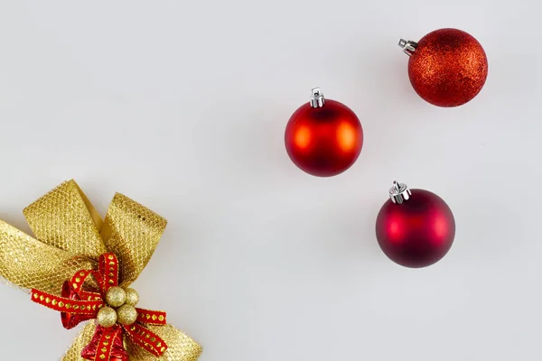 Couronne Noël Avec Boule Noël Sur Fond Blanc Pose Plate — Photo