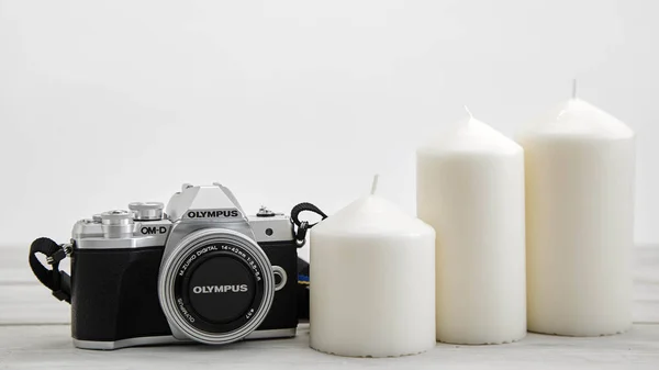 Olympus M10 Mark Iii Witte Kaarsen Met Olympus Digitale Camera — Stockfoto