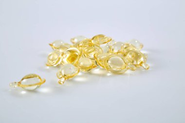 Saç besin grubu. Vitamin serum kapsül beyaz arka plan üzerinde.