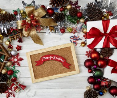 ahşap arka plan üzerinde düz yatıyordu Noel kavramları. Metniniz için kopya alanı yer