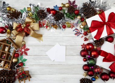 ahşap arka plan üzerinde düz yatıyordu Noel kavramları. Metniniz için kopya alanı yer