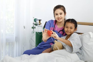 Sevgi ile bakan doktor hastane odasında küçük kız